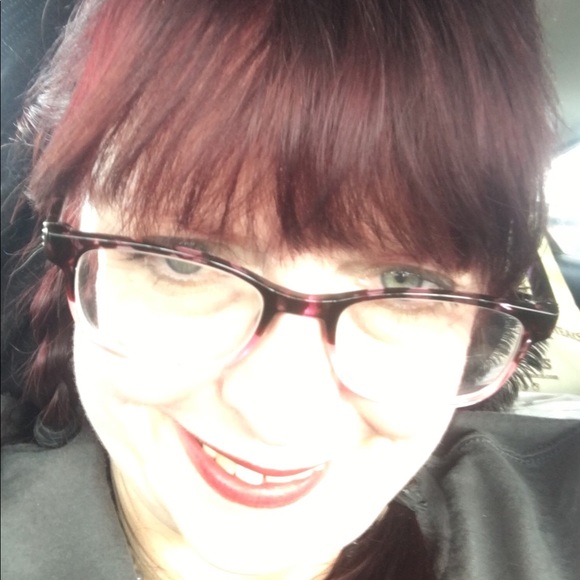 Meet your Posher, Julie - Picture 1 of 5